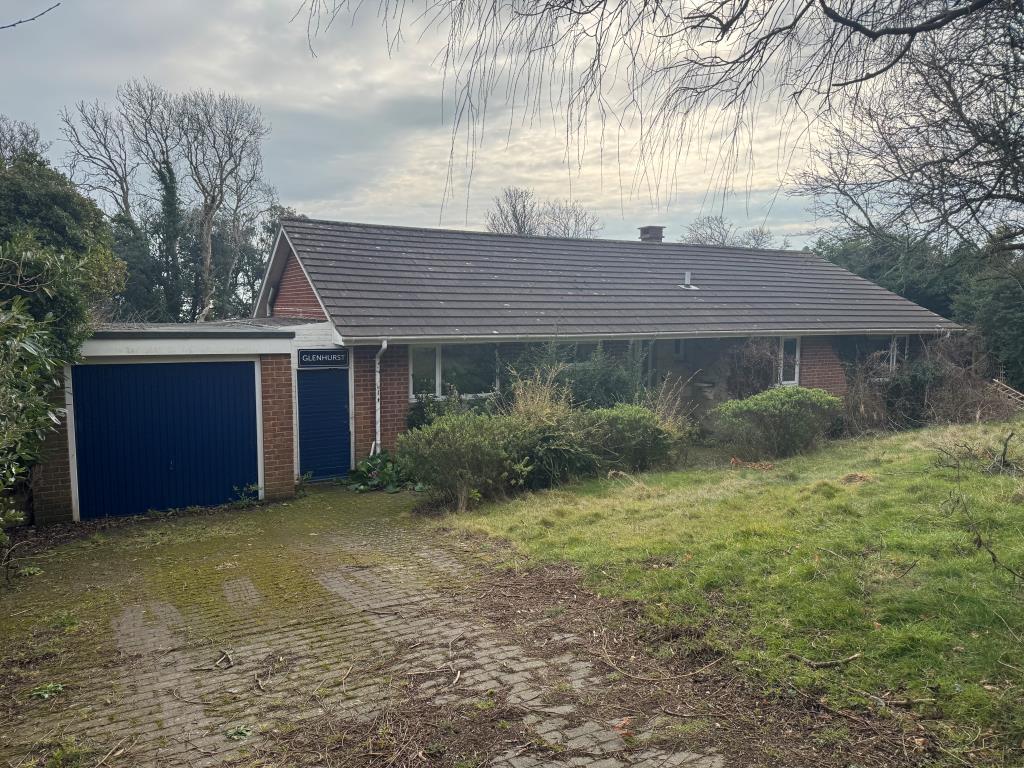 Lot: 142 - DETACHED BUNGALOW WITH STRUCTURAL MOVEMENT - A Front View of the Bungalow